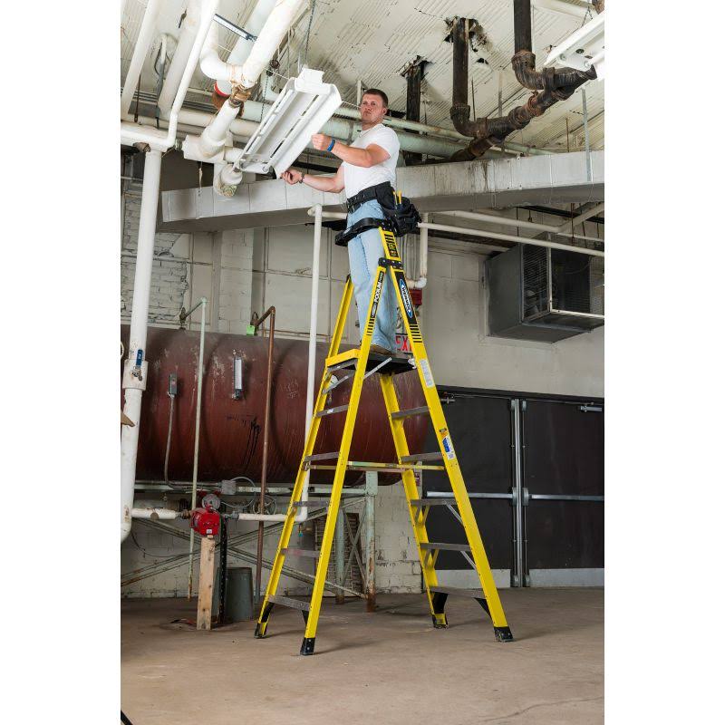 Werner Podium 8-ft Fiberglass 375-lb Type IAA Step Ladder PD7308 - Image 5